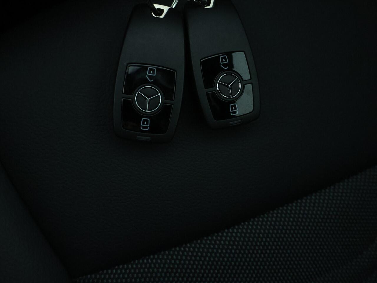 Mercedes-Benz A-KLASSE 250 e Star Edition | Trekhaak | Dodehoekassistent | Parkeerpakket met Camera | Stoelverwarming | High-performance led-koplampen | Extra USB-poorten | Spiegelpakket | Zitcomfortpakket |