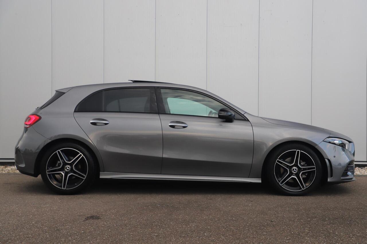 Mercedes-Benz A-KLASSE 180 AMG Night Pakket Automaat Panoramadak Sfeerverlichting Keyless Half Leder Full LED 18 inch Widescreen Navigatie Camera Stoelverwarming