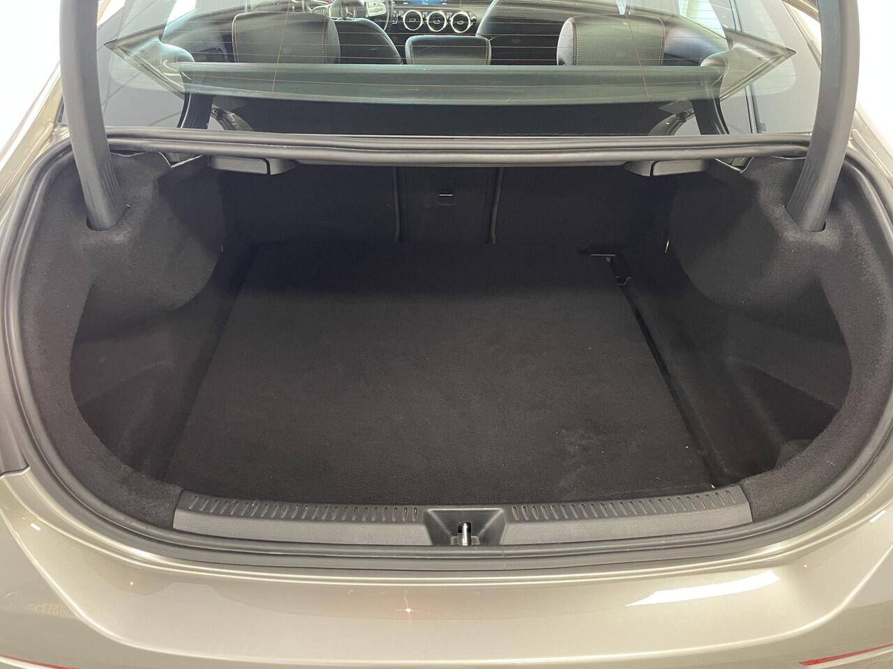 Mercedes-Benz A-KLASSE 200 AMG-Line | TREKHAAK | CAMERA | SFEERVERLICHTING | WIDESCREEN |