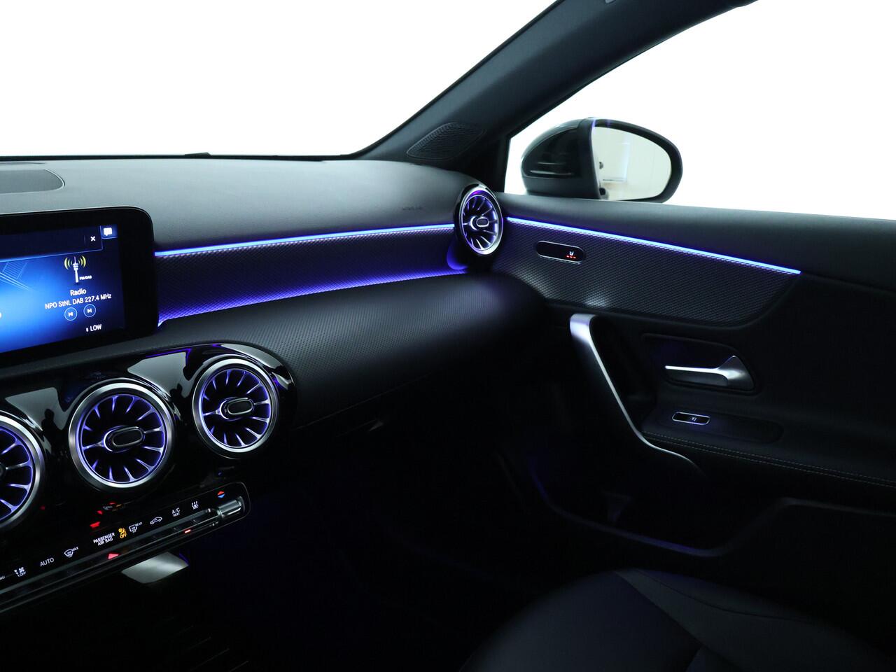 Mercedes-Benz A-KLASSE 250 e Business Solution Luxury Limited | Trekhaak | Sfeerverlichting | Inclusief 24 maanden MB Certified garantie voor Europa.