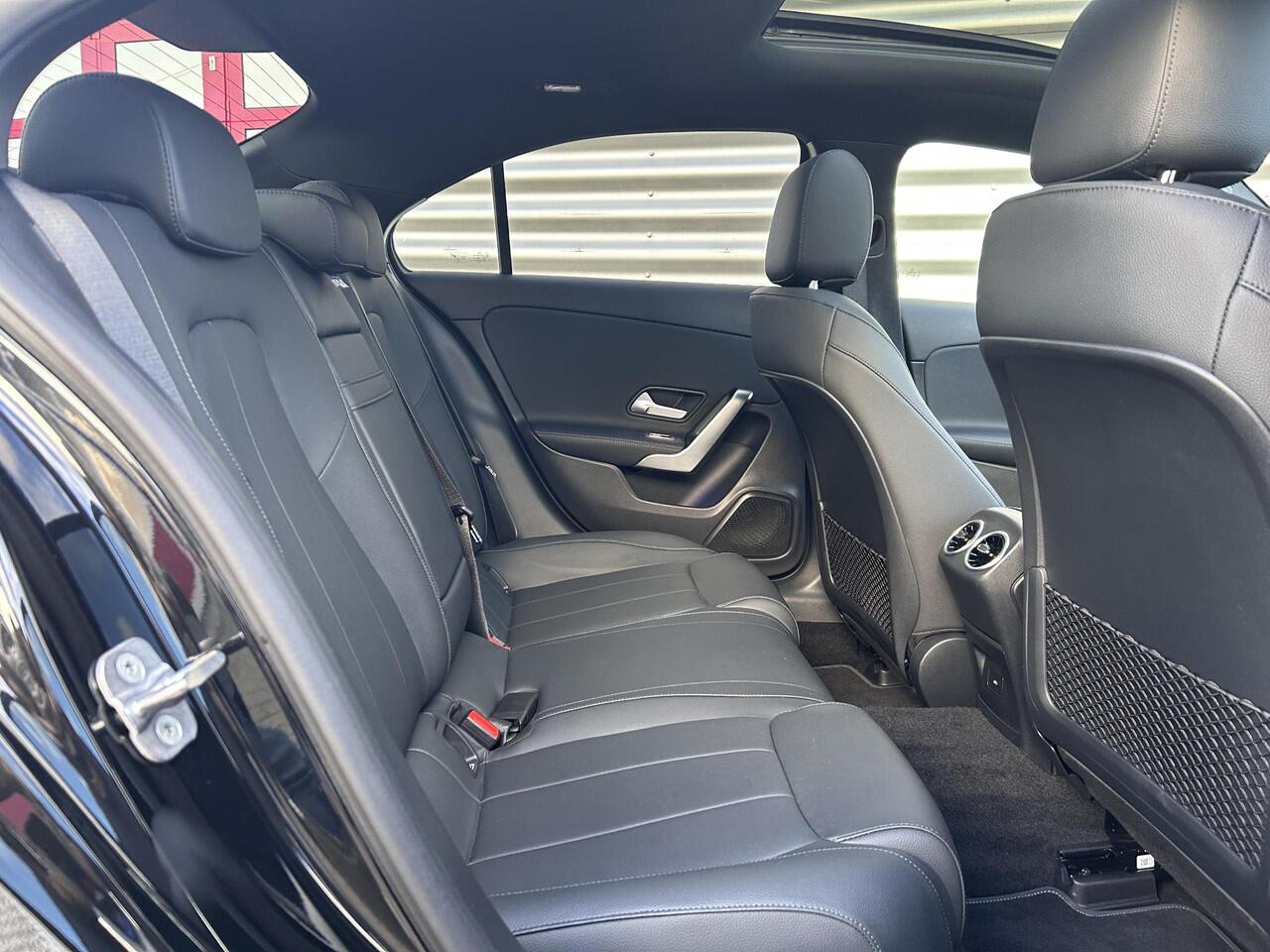 Mercedes-Benz A-KLASSE 250 e | Panoramadak | Luxury | MULTIBEAM LED Koplampen | Dodehoekassistent | Apple CarPlay | Android Auto | Sierdelen Lindehout Zwart | Privacy Glas Achter |