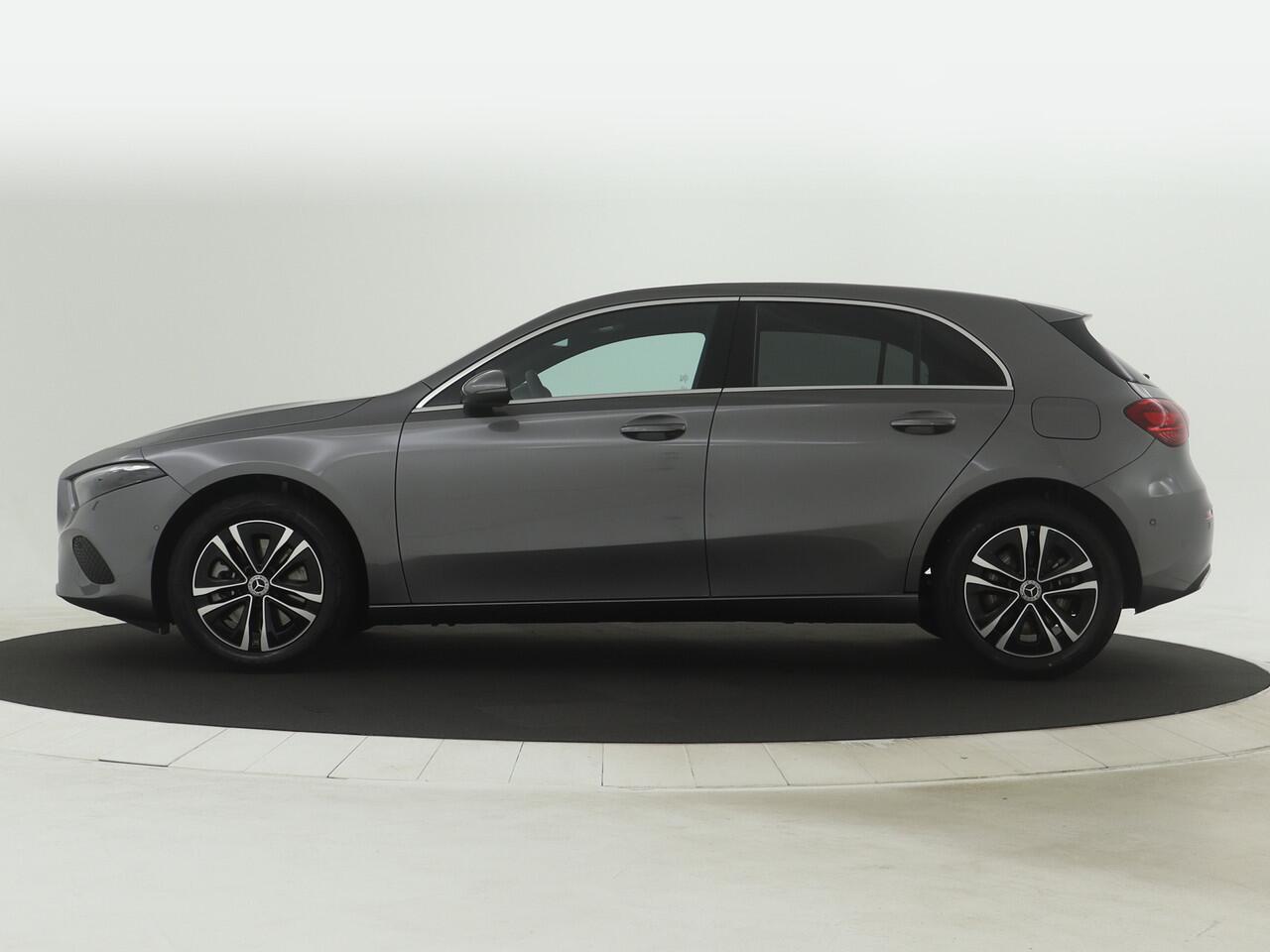 Mercedes-Benz A-KLASSE 250 e Business Line | Distronic | Dodehoekassistent | Donkergetint glas achter | Verwarmde stoelen vooraan | Zitcomfortpakket | Achteruitrijcamera | Inclusief 24 maanden MB Certified garantie voor Europa.