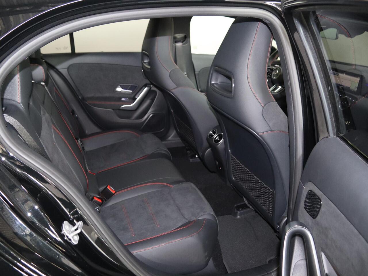 Mercedes-Benz A-KLASSE 250e Business Solution AMG | Panoramaschuifdak | Premium Plus | 19"AMG-velgen | Head-up display | Dodehoekassistent |