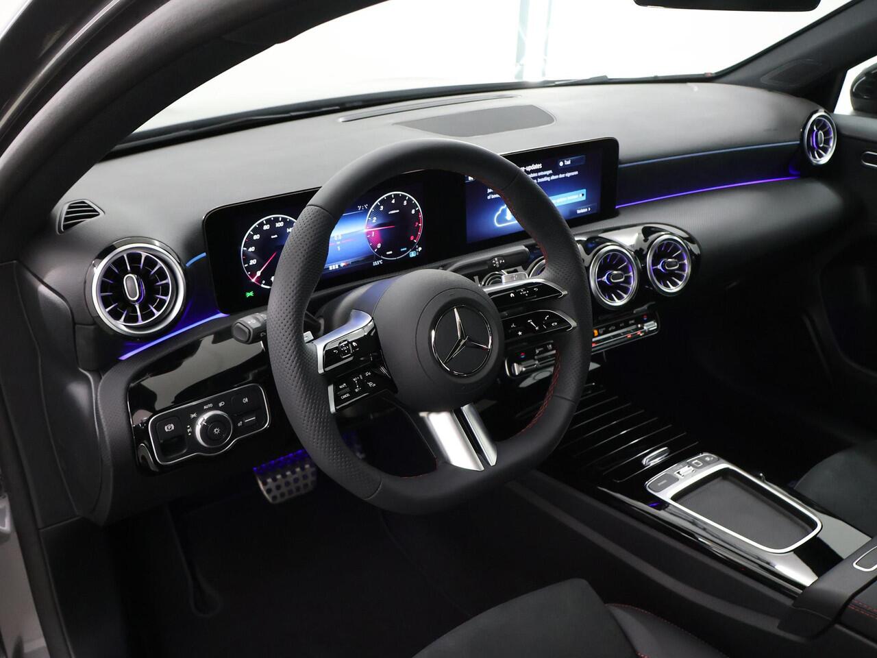 Mercedes-Benz A-KLASSE 180 Business Solution AMG | Elektrisch bedienbaar panorama-dak | Achteruitrijcamera | 19inch Multispaak velgen | Mulitbeam koplampen