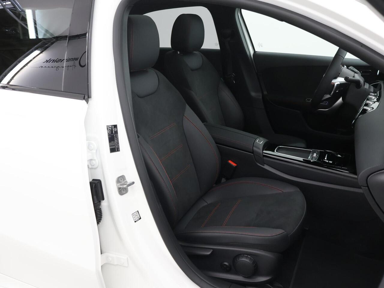 Mercedes-Benz A-KLASSE 180 Limousine Star Edition AMG Line | Panoramadak| Nightpakket | Apple Car Play |18-Inch | Stoelverwarming | Keyless Go | Multibeam LED |