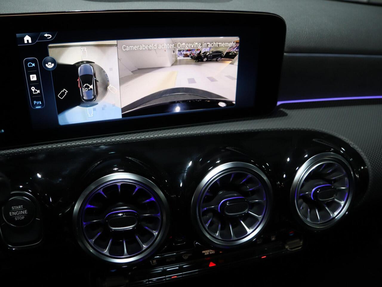 Mercedes-Benz A-KLASSE 250e Business Solution AMG | Panoramaschuifdak | Premium Plus | 19"AMG-velgen | Head-up display | Dodehoekassistent |