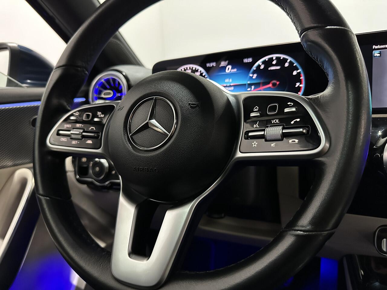 Mercedes-Benz A-KLASSE 200 Luxury Line - Pano / Carplay / Camera / Dodehoek