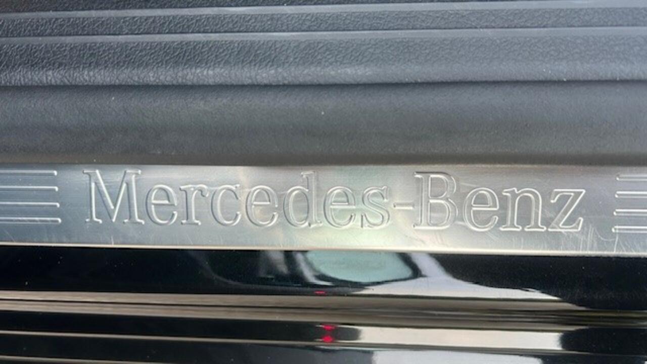 Mercedes-Benz A-KLASSE 200 AMG-LINE NAVIGATIE WIDESCREEN, APPLE CARPLAY, DAB RADIO, LEER, STOELVERWARMING, AMBIËNTEVERLICHTING, ELEC. PANORAMADAK, DISTRONIC, DODEHOEK+SPOORASSIST, PARKEERHULP V/A, ACHTERUITRIJCAMERA, LED LICHT, 19"AMG-VELGEN, ENZ. ENZ. FULL OPTIONS!!