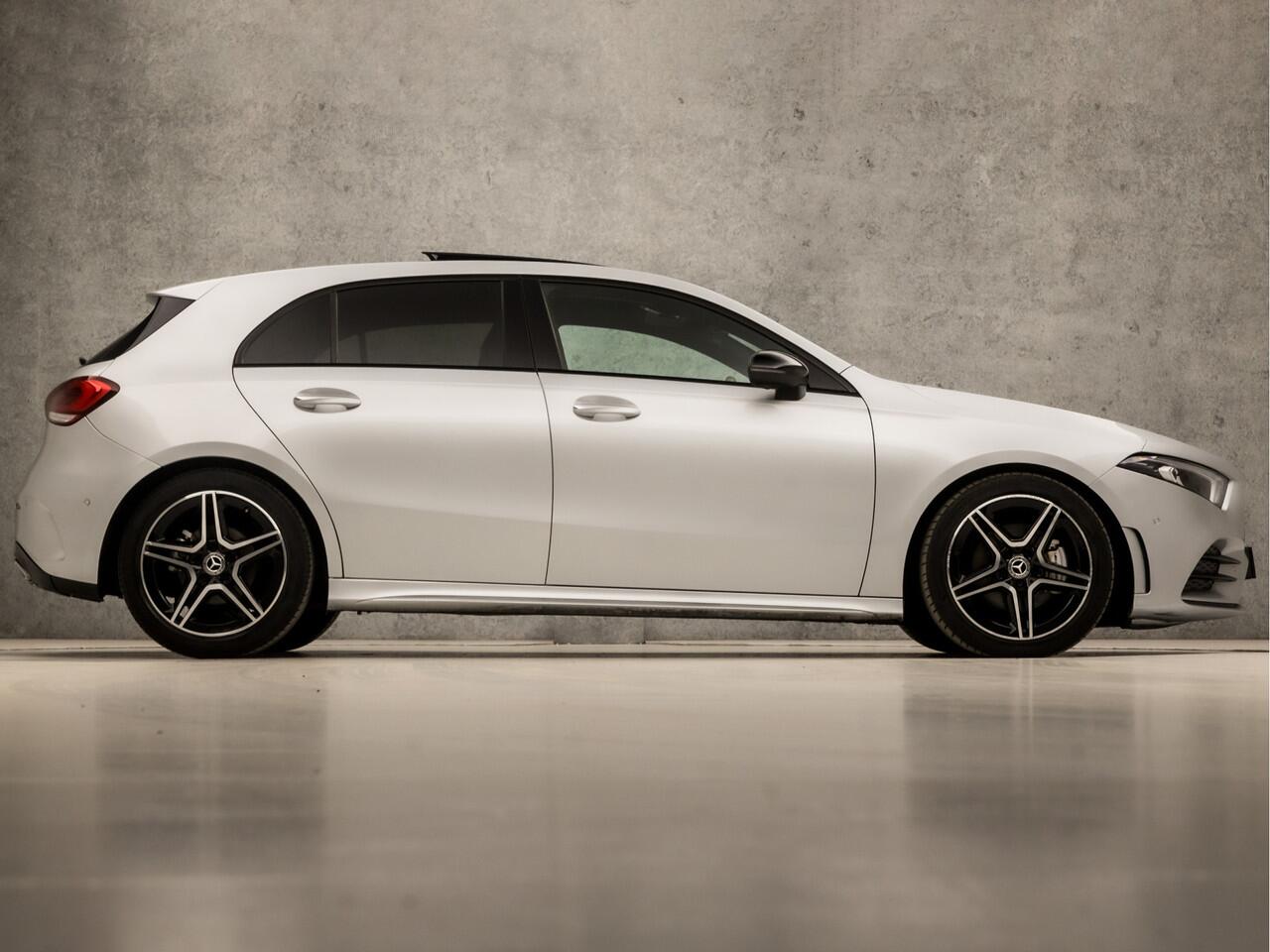 Mercedes-Benz A-KLASSE 180 AMG Sport Automaat (SCHUIFDAK, APPLE CARPLAY, SFEERVERLICHTING, BURMESTER, KEYLESS, LEDER/ALCANTARA, CAMERA, SPORTSTOELEN, STOELVERWARMING, WIDESCREEN, GETINT GLAS, NIEUWSTAAT)