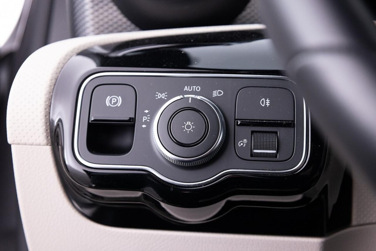 Mercedes-Benz A-KLASSE 200 Business Solution Automaat | LEDER | Full LED | NAVI