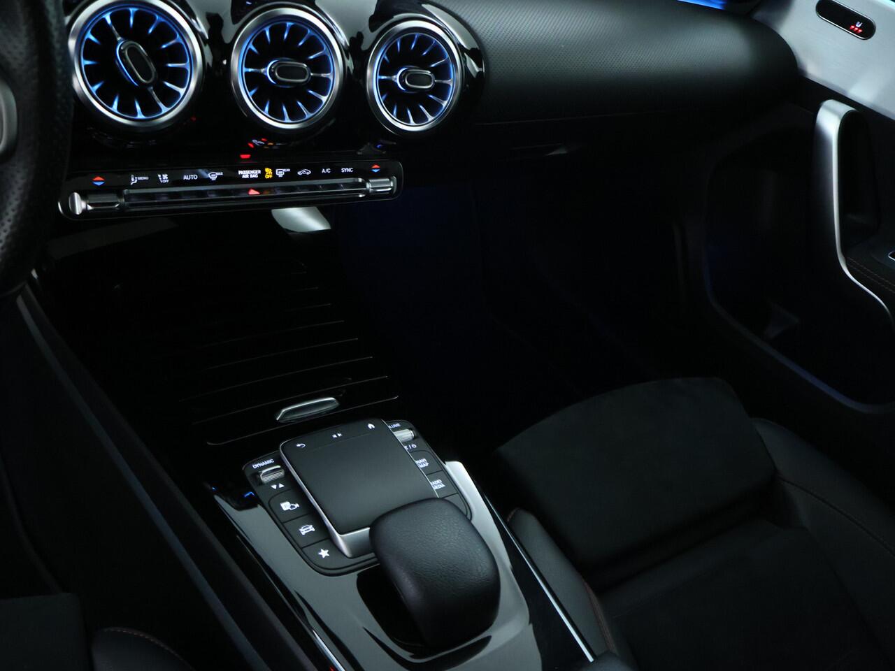 Mercedes-Benz A-KLASSE 180 Business Solution AMG | Panoramadak | Sfeerverlichting | Augmented Reality | Stoelverwarming | Parkeerpakket met Camera | Inclusief 24 maanden Mercedes-Benz Certified garantie voor Europa.