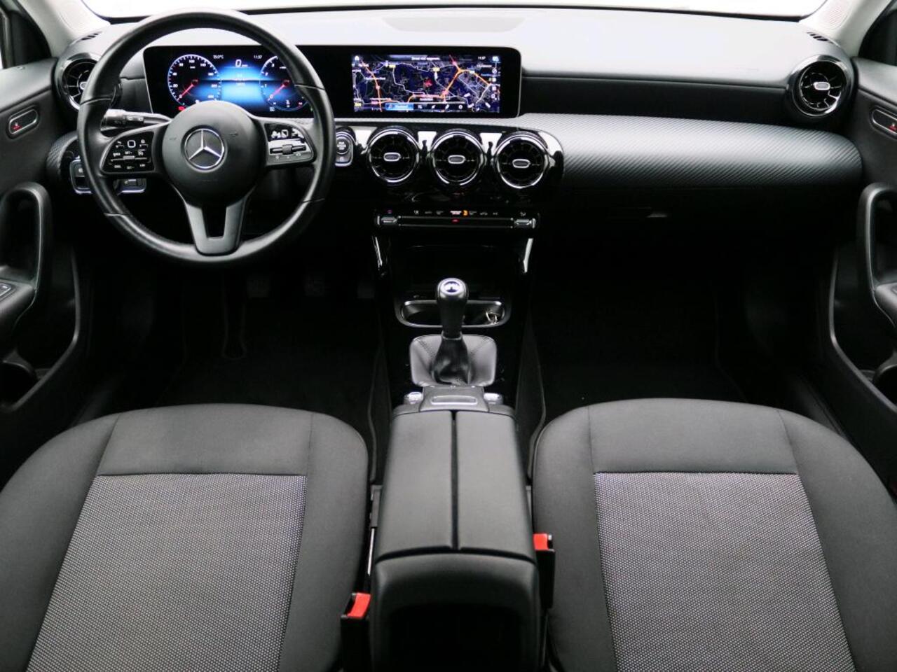 Mercedes-Benz A-KLASSE 160 Business Solution Ledkoplampen | Apple CarPlay | Achteruitrijcamera | Stoelverwarming Voor. Inclusief 24 maanden Mercedes-Benz Certified garantie voor Europa.