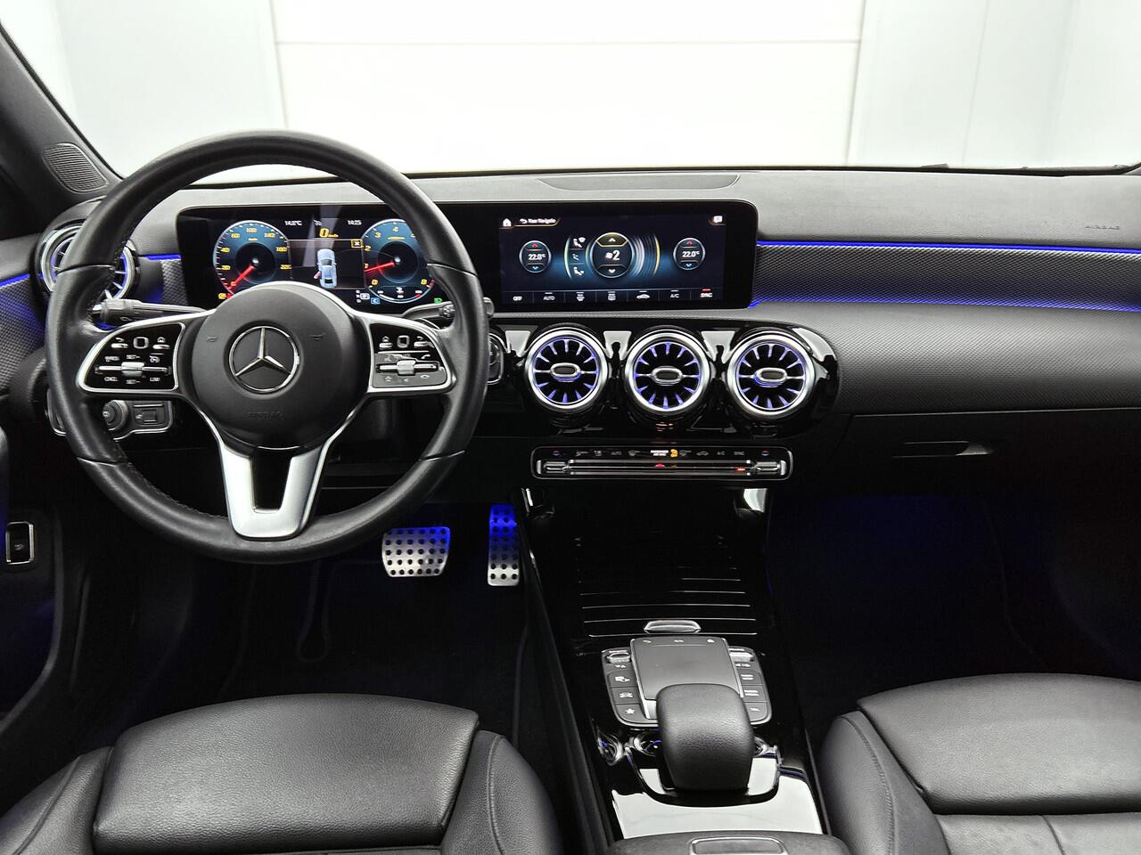 Mercedes-Benz A-KLASSE 180 Business Solution Luxury Ledkoplampen | Achteruitrijcamera | Sfeerverlichting | Spiegelpakket. Inclusief 24 maanden Mercedes-Benz Certified garantie voor Europa.