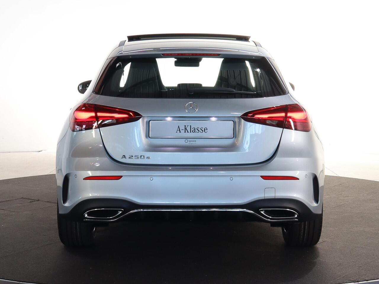 Mercedes-Benz A-KLASSE 250e Business Solution AMG | Panoramaschuifdak | Night pakket | Achteruitrijcamera | Stoelverwarming | MULTIBEAM LED |