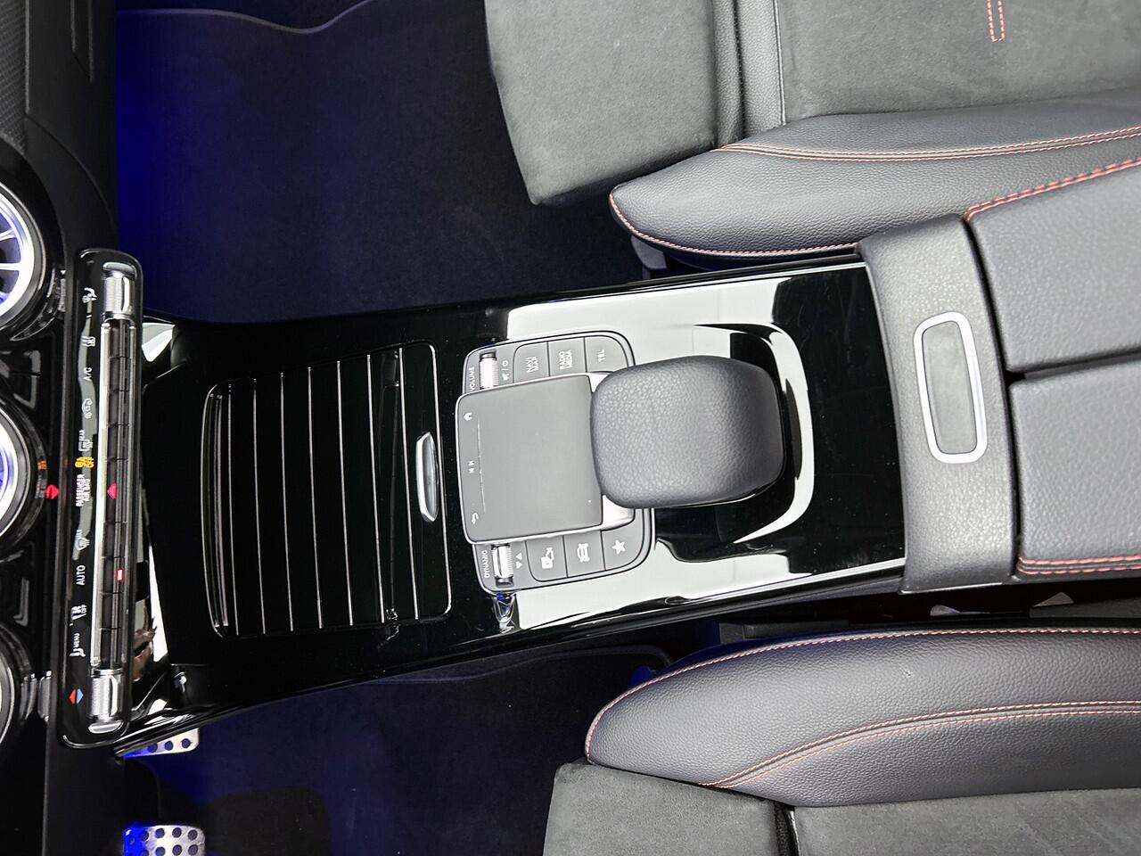 Mercedes-Benz A-KLASSE 250 e AMG Plug-In Hybride | Panoramadak | Achteruitrijcamera | Nightpakket | Sfeerverlichting | Burmester | Inclusief 24 maanden MB Certified garantie voor Europa.