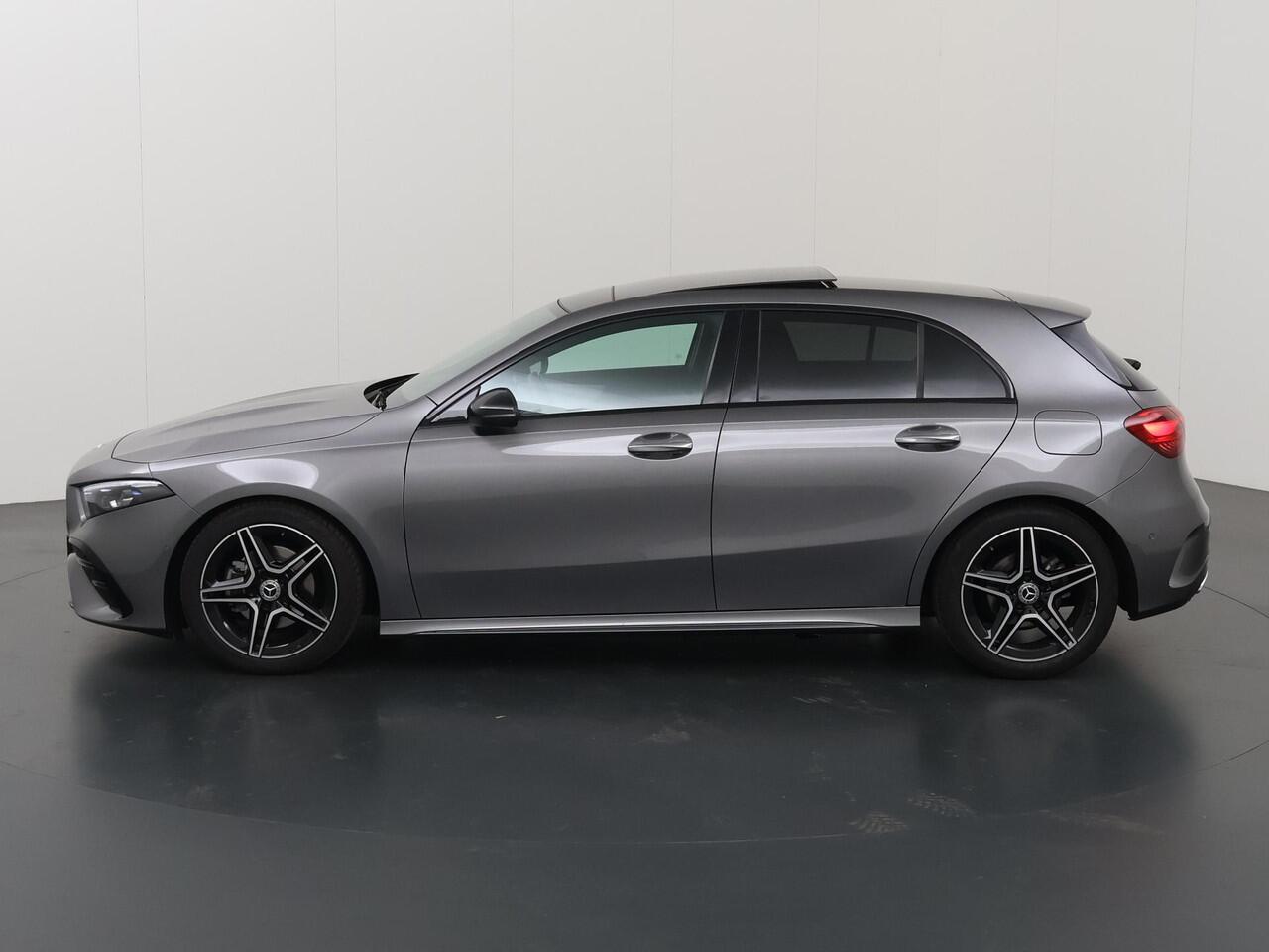 Mercedes-Benz A-KLASSE 180 AMG Line | Achteruitrijcamera | Panoramadak | Night pakket | Sfeerverlichting | Privacy glas |