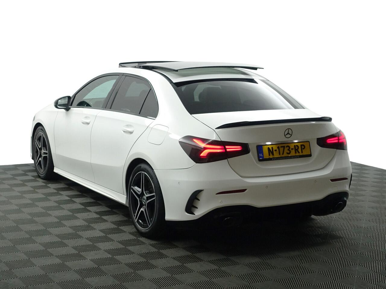 Mercedes-Benz A-KLASSE 250 AMG Premium Plus Aut- Sport Uitlaat, Panoramadak, Sfeereverlichting, Xenon Led, Stoelverwarming