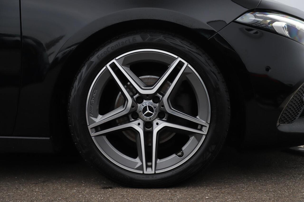 Mercedes-Benz A-KLASSE 160 Business Solution Panoramadak Widescreen Trekhaak 18 inch AMG Velgen Navigatie Camera Full LED Lane Assist Stoelverwarming