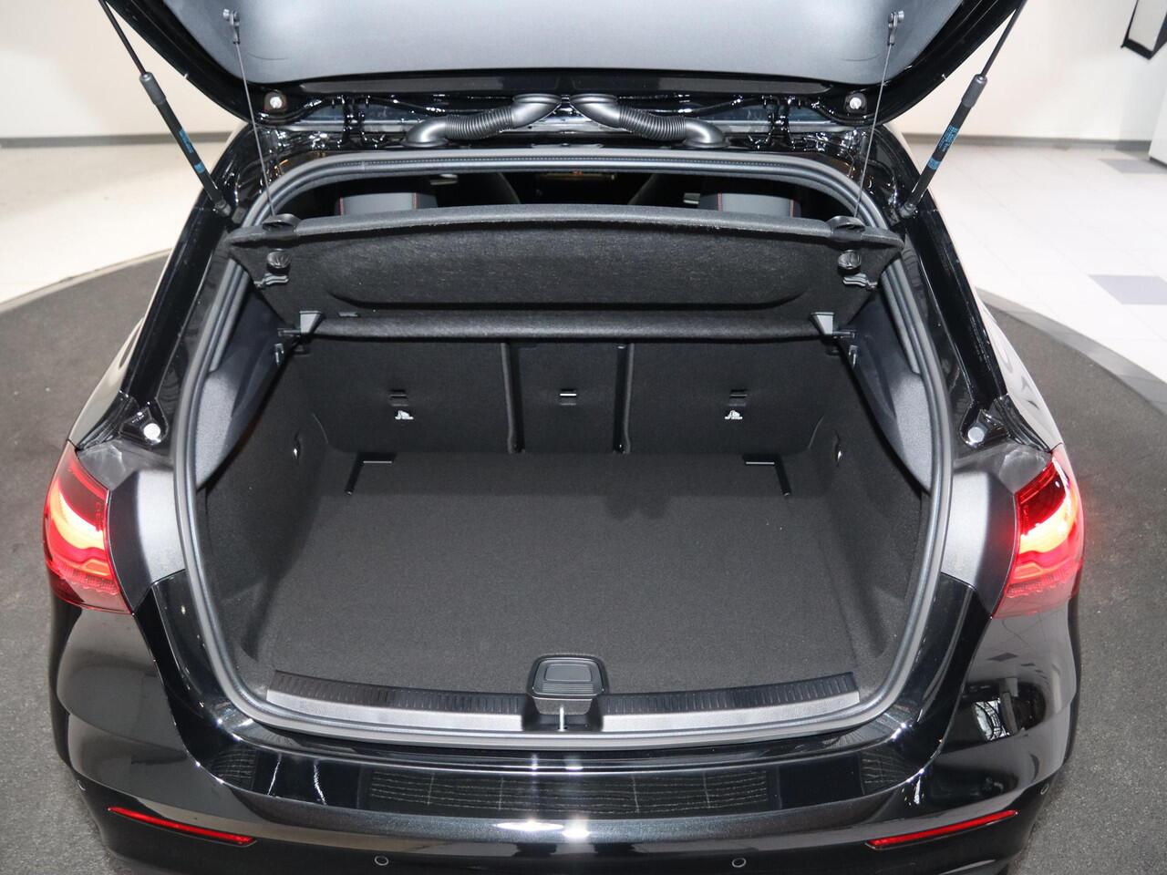 Mercedes-Benz A-KLASSE 180 Business Solution AMG | Panoramaschuifdak | Premium plus | Head-Up | Stoelverwarming | Achteruitrijcamera | MULTIBEAM LED |