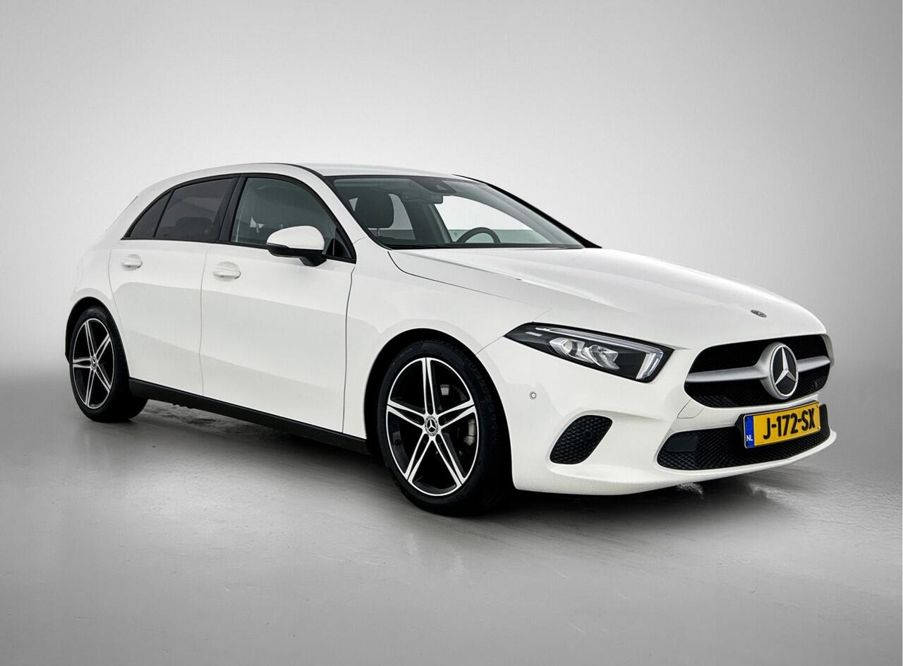 Mercedes-Benz A-KLASSE 160 Business Solution Ledkoplampen | Apple CarPlay | Achteruitrijcamera | Stoelverwarming Voor. Inclusief 24 maanden Mercedes-Benz Certified garantie voor Europa.