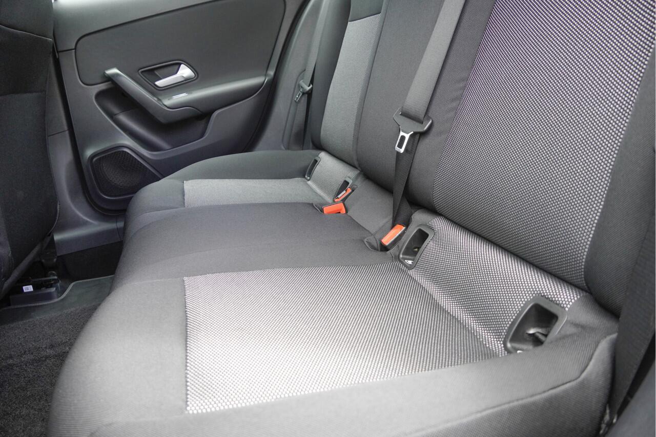 Mercedes-Benz A-KLASSE 180 Automaat! 5drs Business Solution BJ2021 Lmv 16" | Led V+A | Pdc | Navi | Elek. trekhaak | Achteruitrijcamera | Virtual cockpit | Climate control | Cruise control | Verwarmde voorstoelen | Getint glas