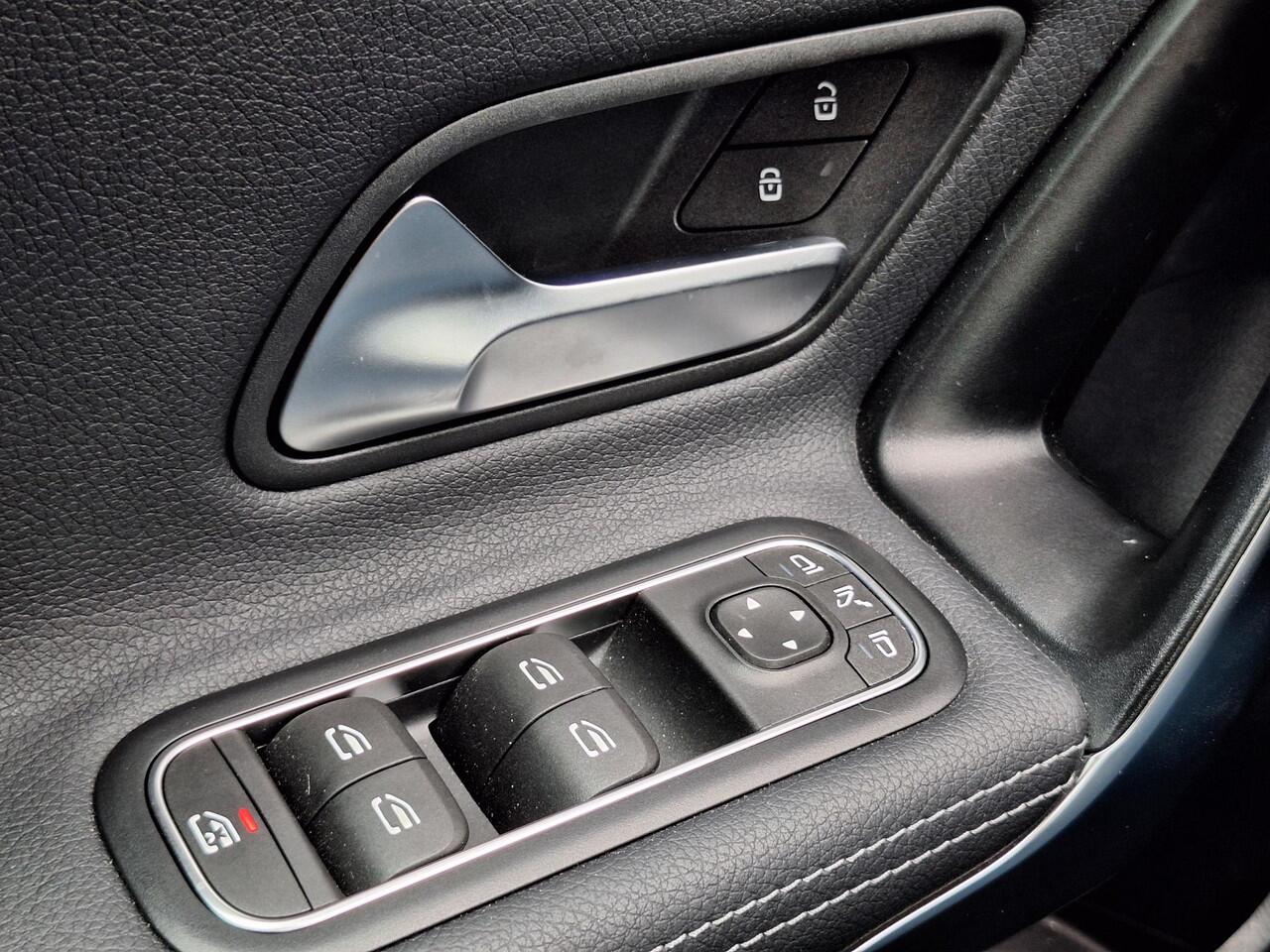 Mercedes-Benz A-KLASSE 180 Star Edition Luxury | Night Pakket | Achteruitrijcamera | Sfeerverlichting | Dodehoekassistent | Stoelverwarming | Parkeersensoren | Keyless-GO | Elektrisch Inklapbare Buitenspiegels