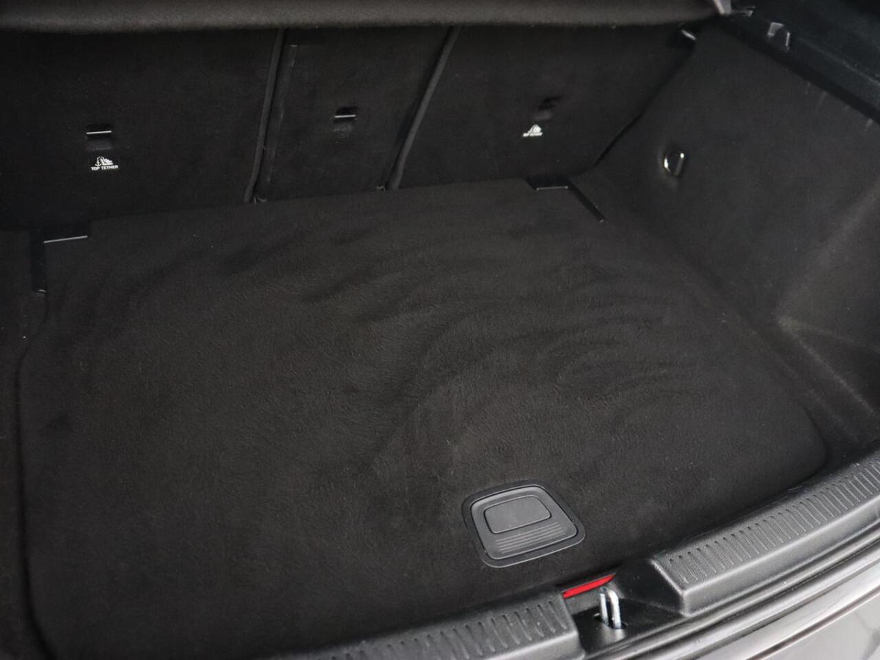 Mercedes-Benz A-KLASSE 180 AMG | Adaptive cruise | Trekhaak | Stoelverwarming | Camera | Leder/Alcantara | Sfeerverlichting | Navigatie | Park Assist | Full LED | Climate control | Bluetooth