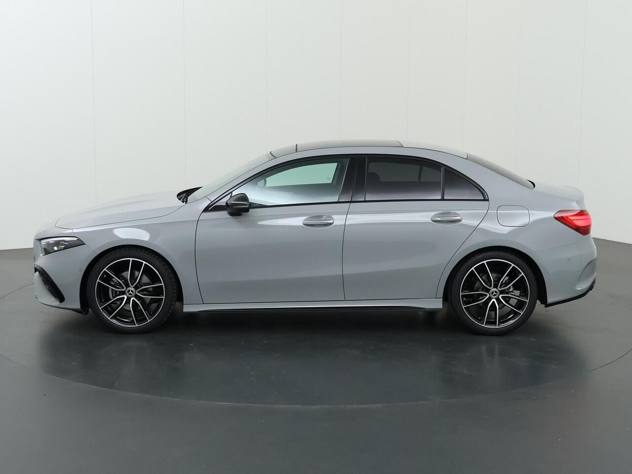 Mercedes-Benz A-KLASSE 180 Business Solution AMG | Night edition | Panoramadak | Memory stoelen | Head-up display | Stoelverwarming | Dodehoekassistent | AMG Line Plus