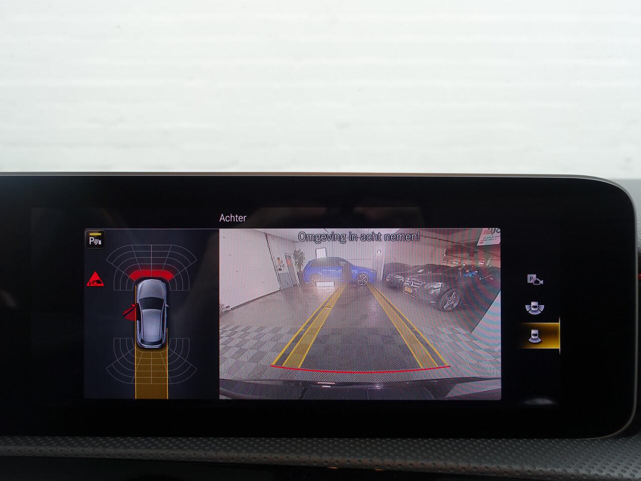 Mercedes-Benz A-KLASSE 180 AMG Night Edition Aut- Panoramadak, Sport Interieur, Xenon Led, Camera, Stoelverwarming