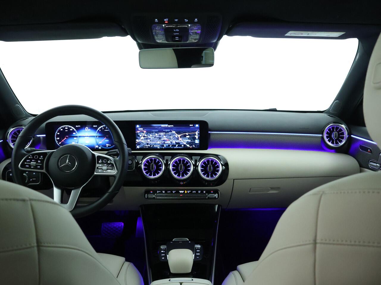 Mercedes-Benz A-KLASSE 250e Luxury-Line | Panorama schuif/kanteldak | Parkeersensoren + achteruitrijcamera | Multibeam Led | Sfeerverlichting | Dodehoekass | Apple CarPlay | Inclusief 24 maanden MB Certified garantie voor Europa.