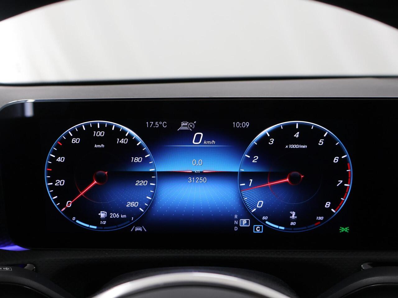 Mercedes-Benz A-KLASSE 180 Luxury Line | Distronic | Getin glas | Stoelverwarming | Achteruitrijcamera | Apple Carplay |