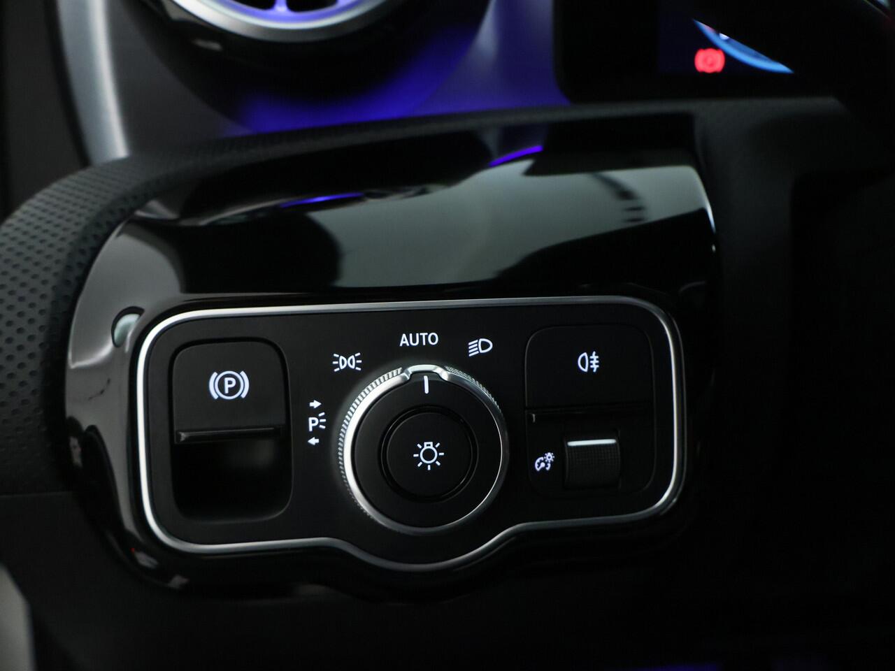 Mercedes-Benz A-KLASSE 180 AMG Limousine | NIGHT pakket | Sfeerverlichting | Spiegel pakket | Parkeer pakket + achter camera Inclusief 24 maanden MB Certified garantie voor Europa.