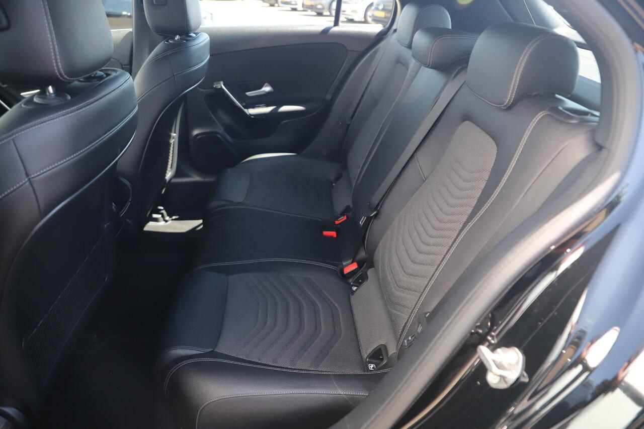 Mercedes-Benz A-KLASSE 180 d Business Solution Limited Automaat Half Leder Widescreen Navigatie Achteruitrijcamera Full LED Rijstrooksensor