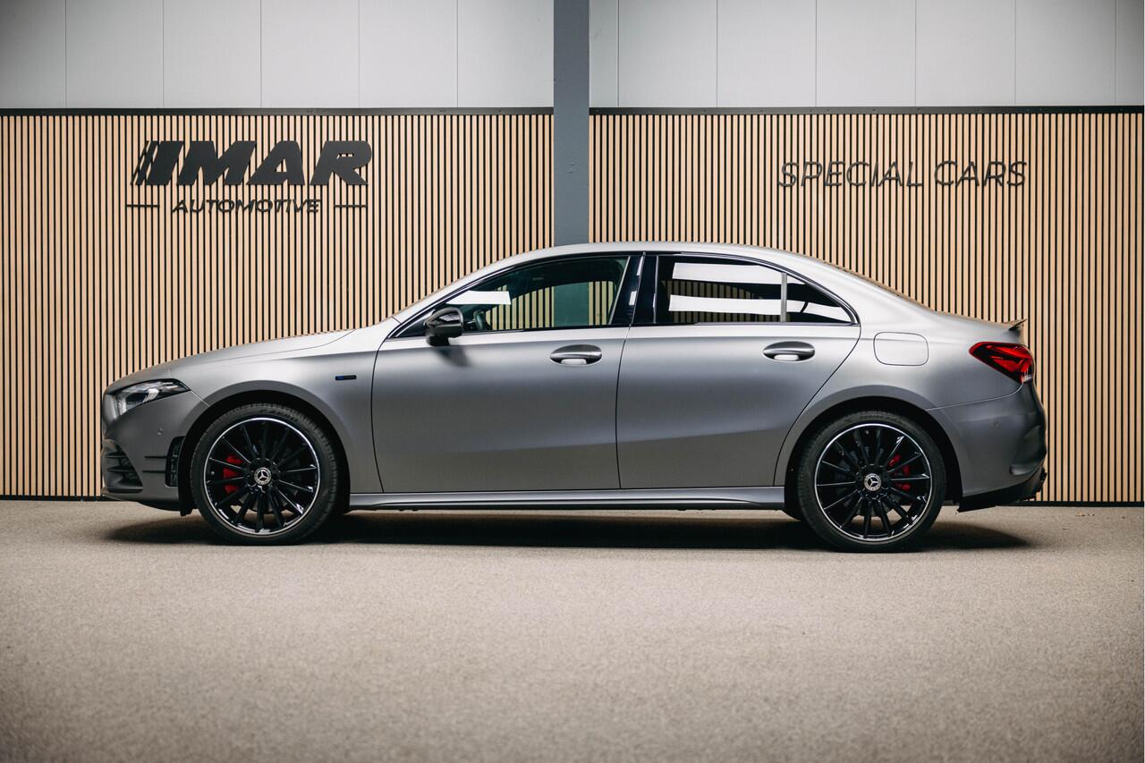 Mercedes-Benz A-KLASSE 250 e | Burmester | Pano | Hybride | Matte Grijs | Head-Up | Stoelverwarming |