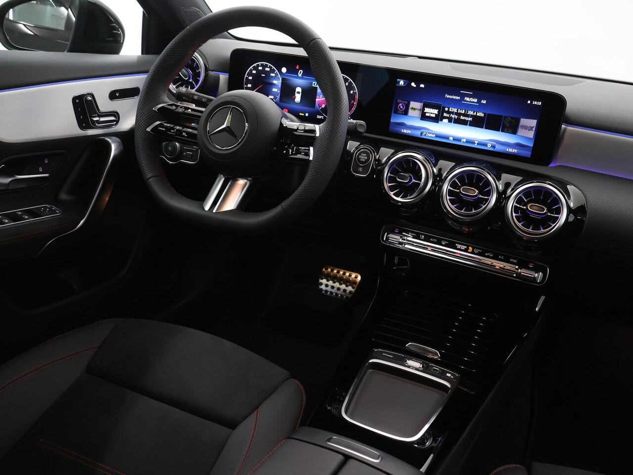 Mercedes-Benz A-KLASSE 180 Business Solution AMG | Premium Plus | Panoramaschuifdak | Nightpakket | 19"Multispaak AMG velgen | Stoelverwarming | 360° camera | Head-up display |