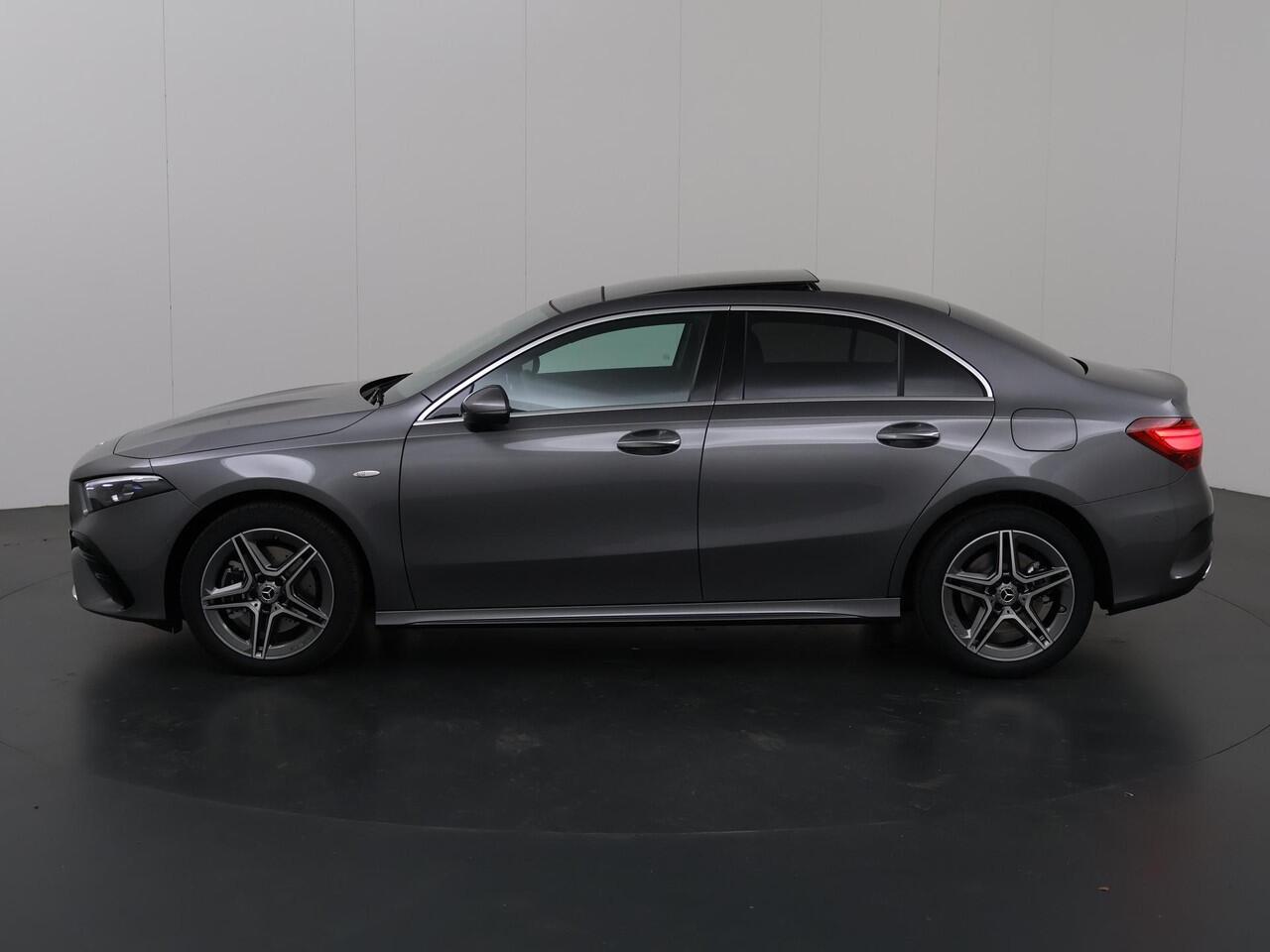 Mercedes-Benz A-KLASSE 250 e Limousine Business Solution AMG | Panoramadak | Stoelverwarming | Sfeerverlichiting | Achteruitrijcamera | Widescreen |