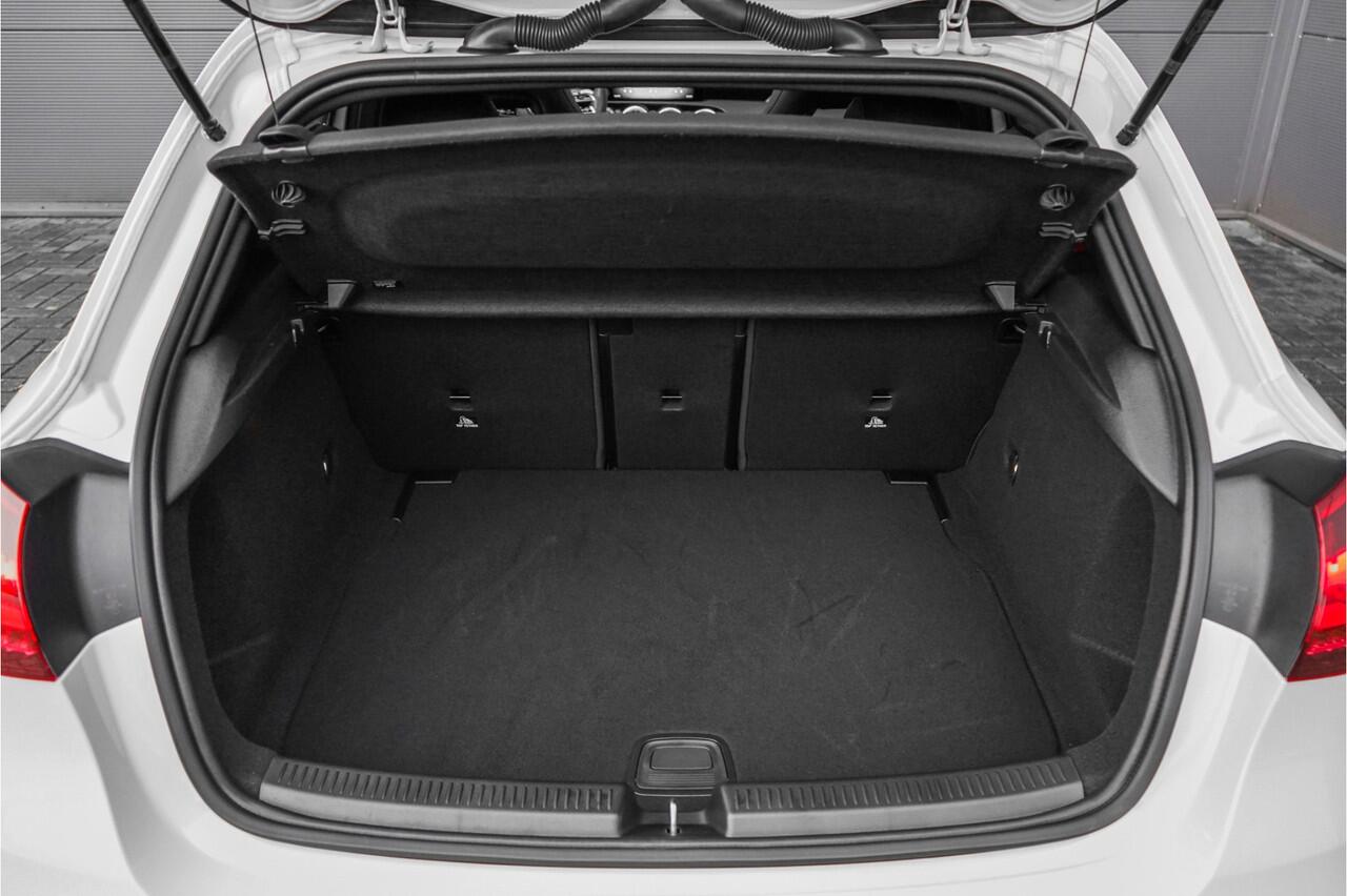 Mercedes-Benz A-KLASSE AMG 35 4MATIC Night Pano 360° Nieuwstaat