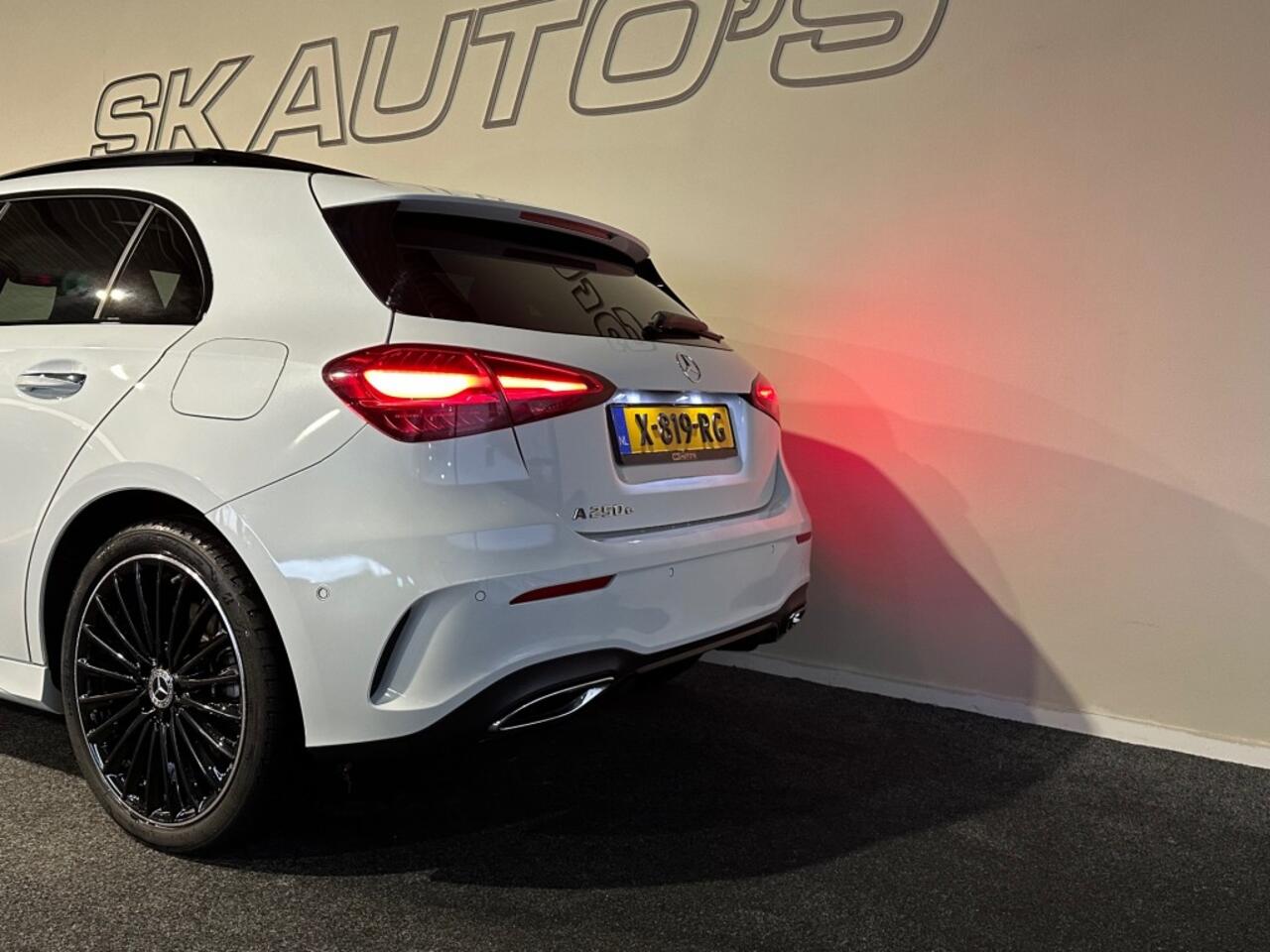 Mercedes-Benz A-KLASSE 250 E AMG LINE l PANORAMA l CAMERA l SFEERVERL l STOELVER l