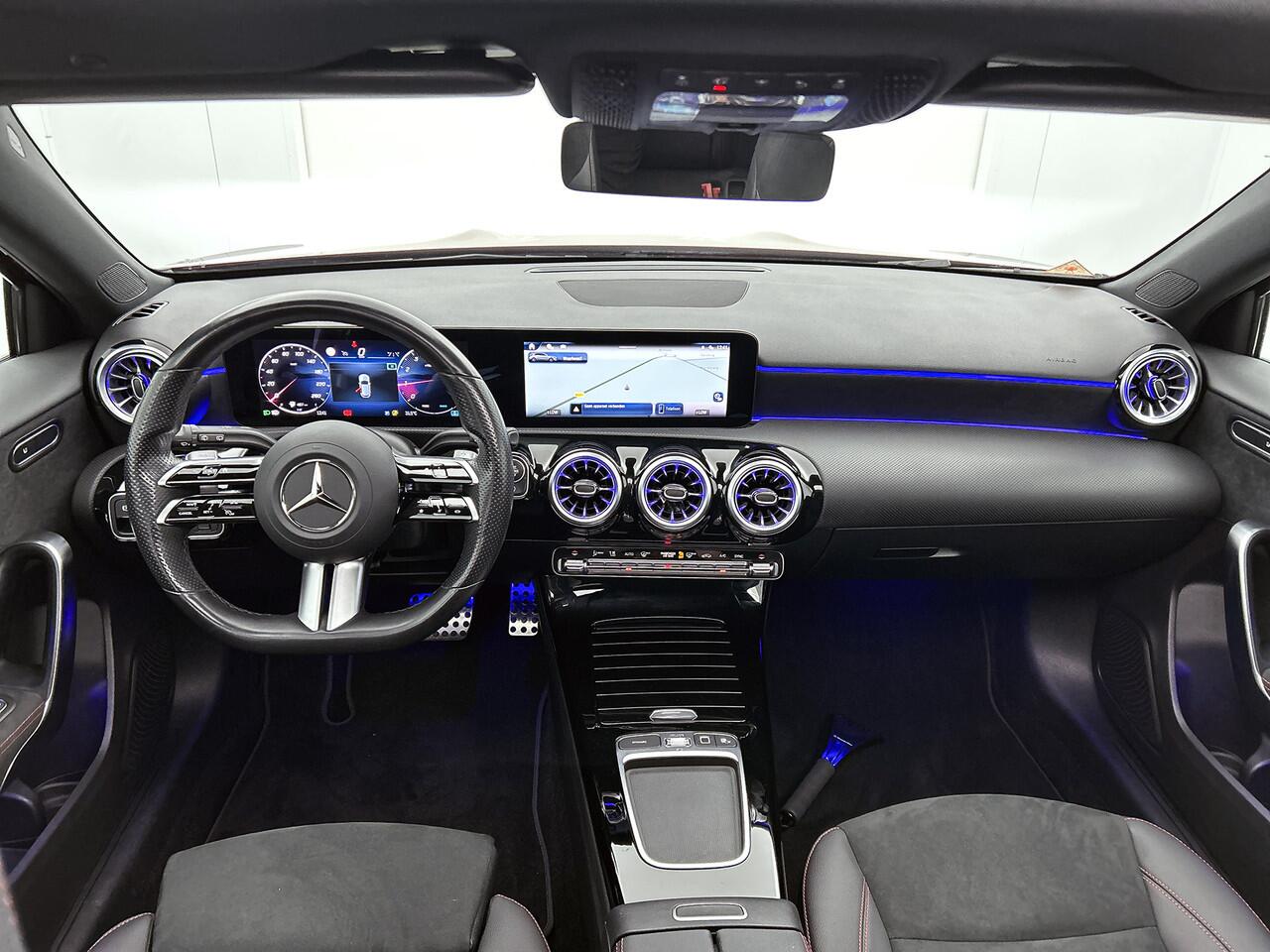 Mercedes-Benz A-KLASSE 180 Star Edition AMG Line | Nightpakket | Dodehoekassistent | Smartphone integratie | KEYLESS GO | 19 inch AMG velgen | Sfeerverlichting | Verwarmde stoelen vooraan | Panoramaschuifdak |