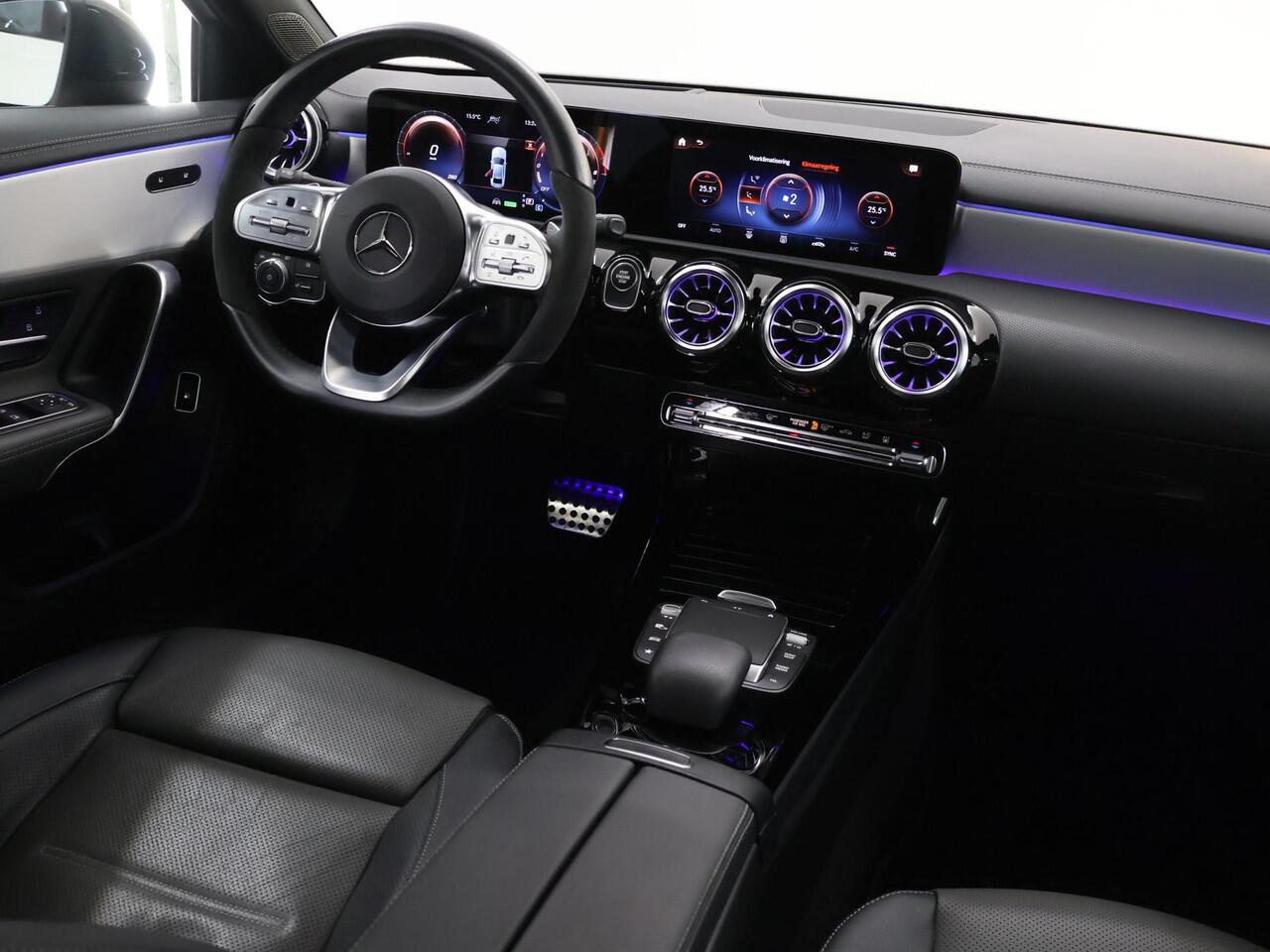 Mercedes-Benz A-KLASSE 250 e AMG Line | Panoramadak | Rij assistentiepakket | Night pakket | 19" lichtmetalen velgen |