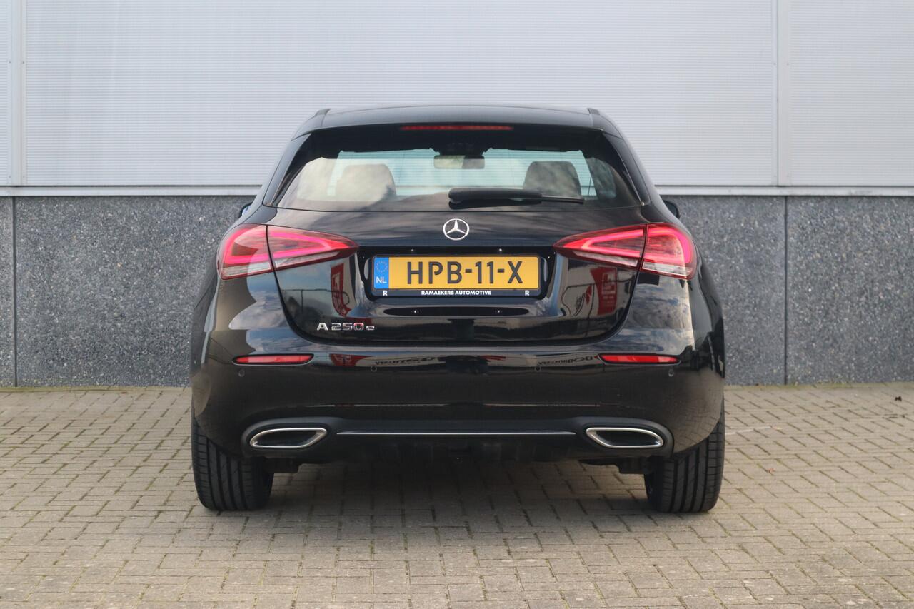 Mercedes-Benz A-KLASSE 250 e Luxury / SOH 93% / 19inch / Sfeer verlichting / Widescreen / Camera / Carplay /