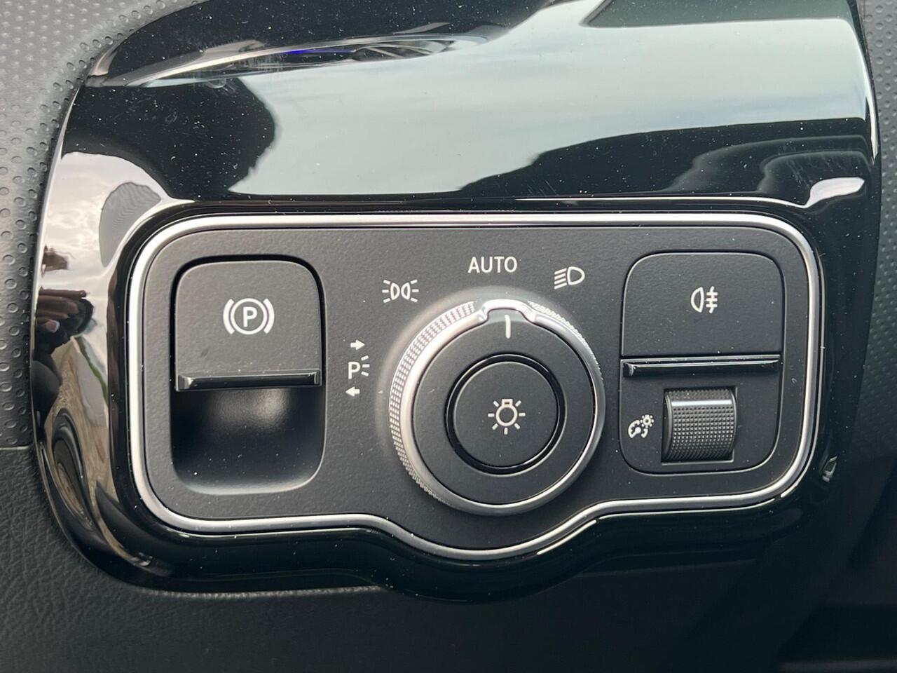 Mercedes-Benz A-KLASSE 200 AMG Line | Panoramadak | Burmester