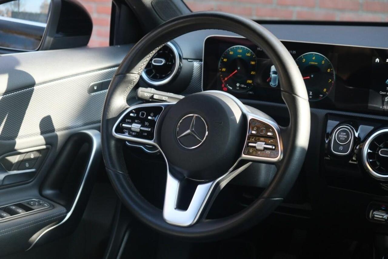 Mercedes-Benz A-KLASSE 180 136pk Business Solution | Widescreen | Climate | Cruise | Camera | Stoelverwarming | PDC