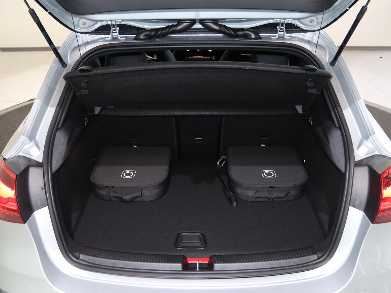 Mercedes-Benz A-KLASSE 250 e Business Solution AMG | Panoramaschuifdak | Stoelverwarming | Achteruitrijcamera | MULTIBEAM LED | Night Pakket |