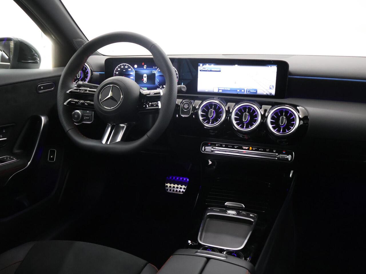 Mercedes-Benz A-KLASSE 250e Business Solution AMG | Panoramadak | Sfeerverlichting | Achteruitrijcamera |