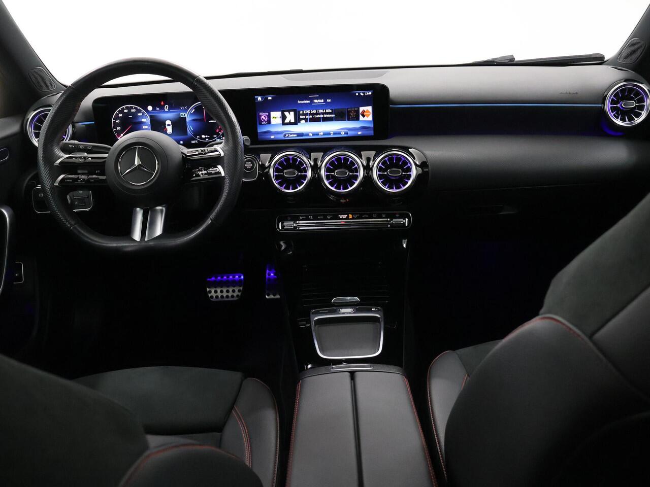 Mercedes-Benz A-KLASSE 250 e AMG Line | Achteruitrijcamera | Panoramadak | Stoelverwarming | Sfeerverlichting |