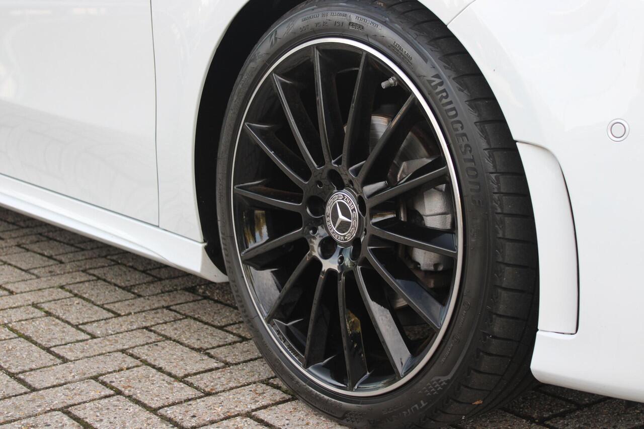 Mercedes-Benz A-KLASSE 180 136PK AMG LINE AUTOMAAT | PANORAMISCH SCHUIF/KANTEL DAK | KEYLESS ENTRY / GO | NAVIGATIE | ACHTERUITRIJ CAMERA | PARKEERSENSOREN VOOR EN ACHTER | HIGH PERFORMANCE LED KOPLAMPEN | STOEL VERWARMING | SPIEGEL PAKKET | NIGHT PAKKET | LICHTMETALEN VELGEN 1