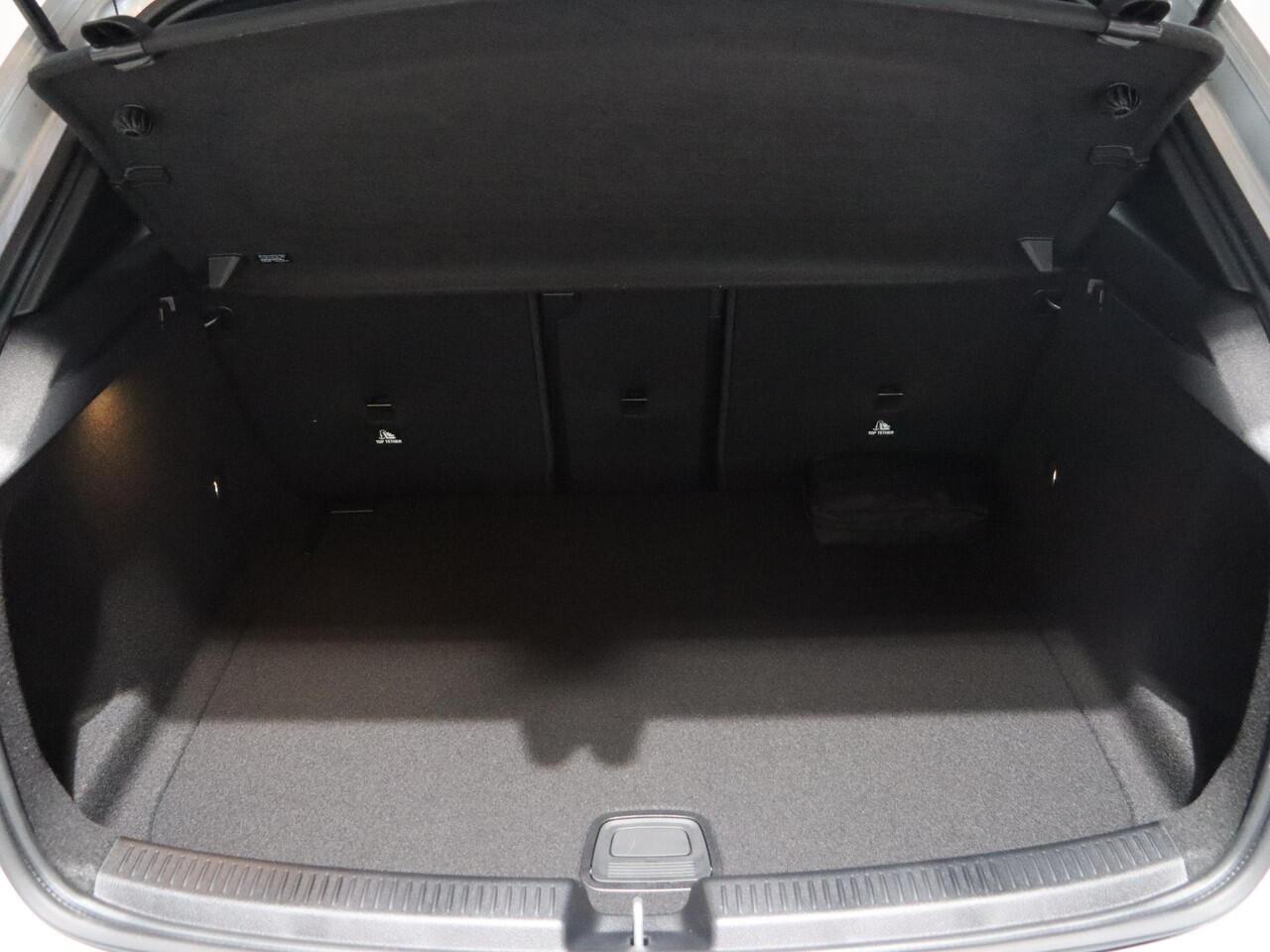 Mercedes-Benz A-KLASSE 180 Business Solution AMG | Panoramaschuifdak | Stoelverwarming | Achteruitrijcamera | MULTIBEAM LED |