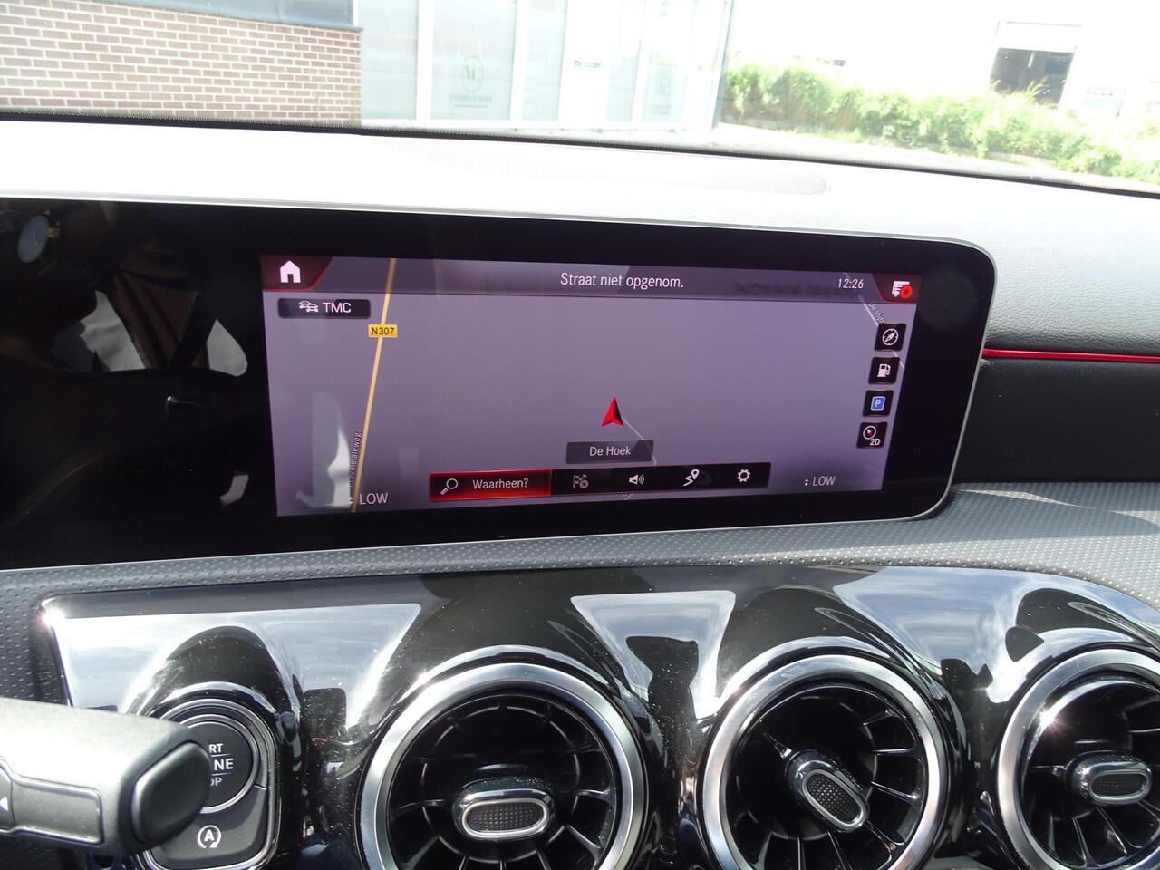 Mercedes-Benz A-KLASSE 200 Premium Plus AMG-LINE ACHTERUITRIJCAMERA | ADAPTIEVE CRUISECONTROL | NAVIGATIE | PARKEERSENSOREN ACHTER | KEYLESS START/ENTRY | LED KOPLAMPEN DAGRIJVERLICHTING | DAB RADIO | LEDER/ALCANTARA
