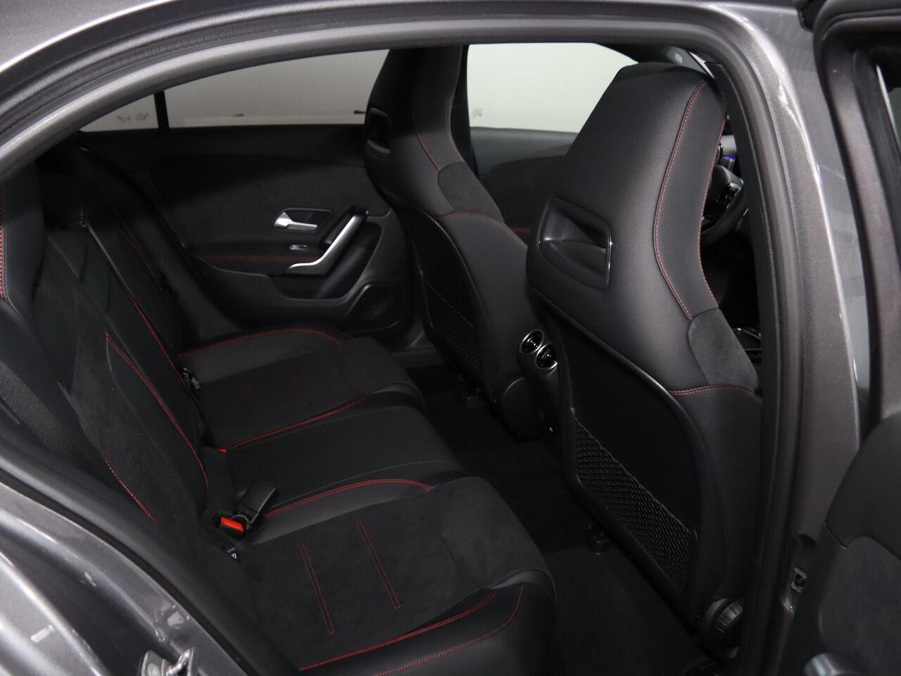 Mercedes-Benz A-KLASSE 250e Star Edition AMG Line | Night | Panoramadak | Sfeerverlichting | Stoelverwarming | Parkeercamera |